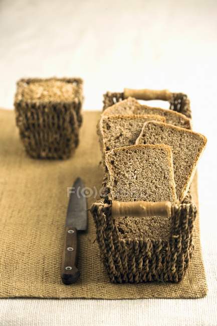 Ржаной хлеб на борту — стоковое фото