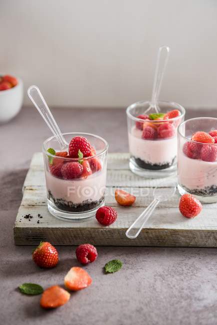 Raspberry yoghurt cheesecake — Stock Photo