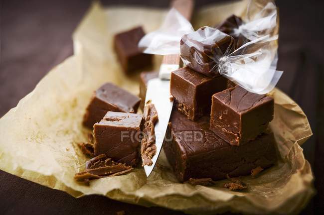 Caramelo de chocolate en rodajas - foto de stock