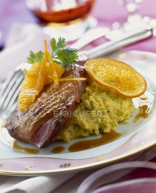 Filete de pechuga de pato con naranja y polenta - foto de stock