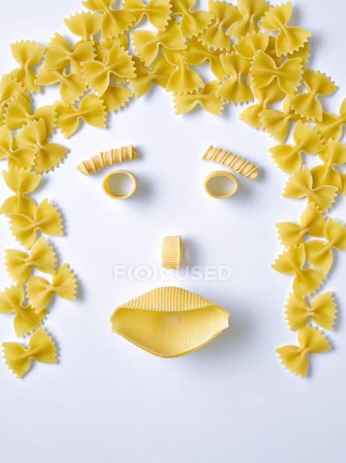 Обличчя з сухих неварених макаронів — стокове фото