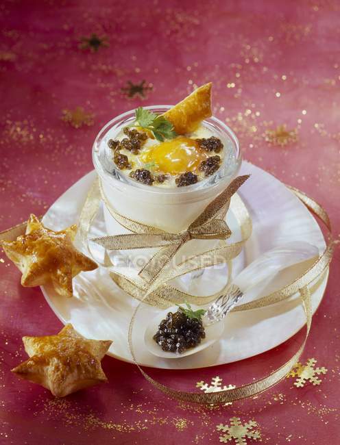 Vista elevada del huevo mimado con caviar - foto de stock