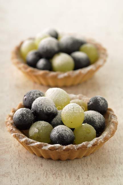 Tartaletas de uva blanca y negra - foto de stock