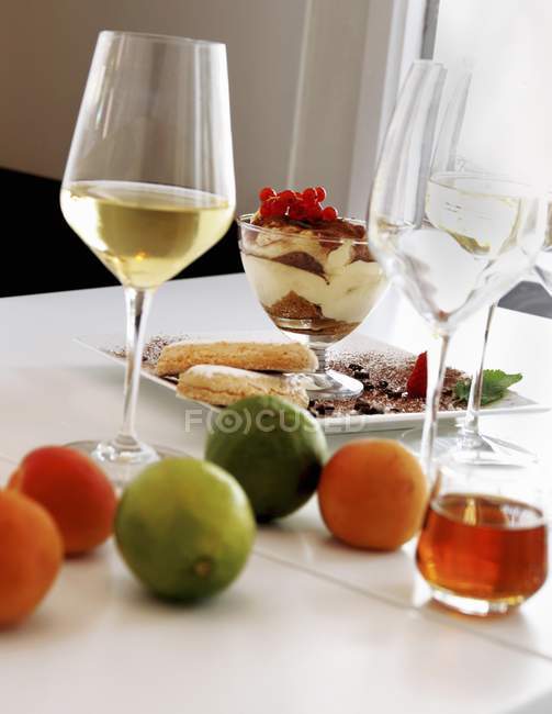 Тірамісу і фруктів на стіл — стокове фото