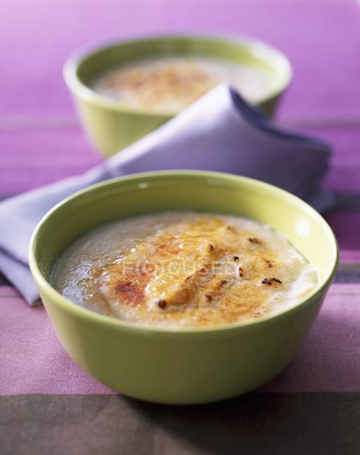 Крупный план супа из крема Кастаньины в миске — стоковое фото