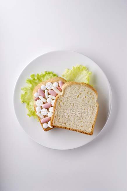 Сэндвич с таблетками на тарелке — стоковое фото
