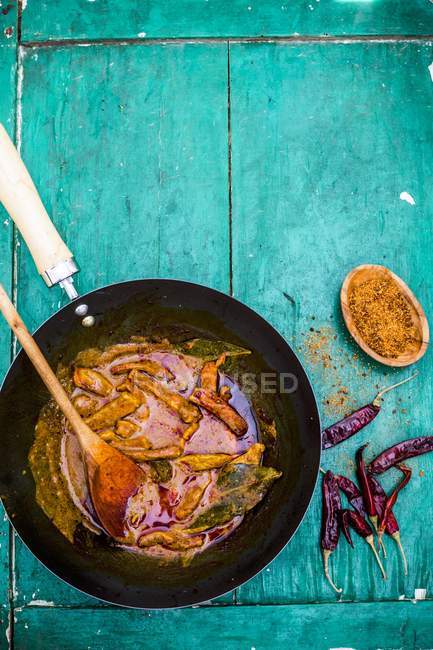 Vista dall'alto di rosso curry tailandese con pollo — Foto stock
