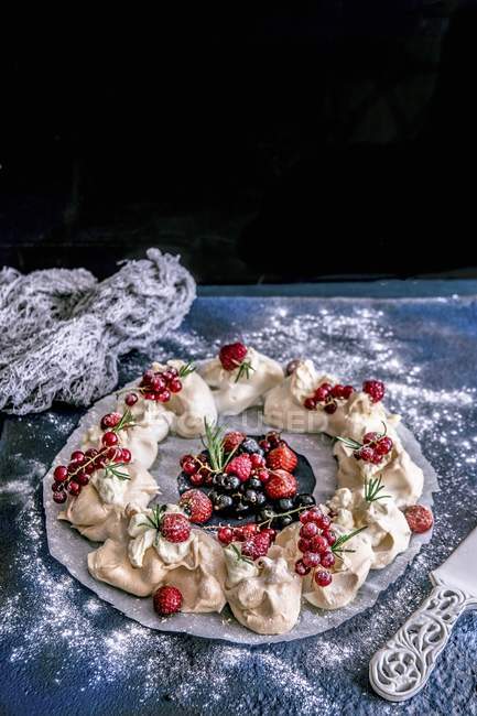 Closeup view of Pavlova with berries on platter — Stock Photo
