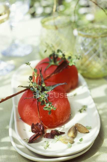 Tomates especiados escalfados - foto de stock
