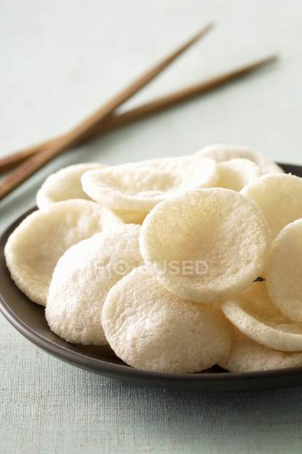 Китайские креветочные чипсы — стоковое фото