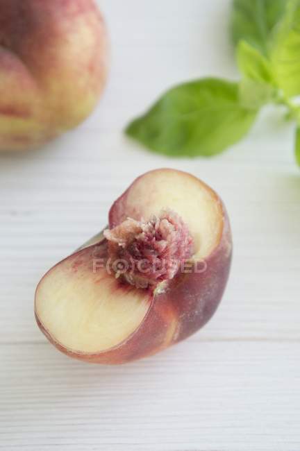 Hälfte frischer Pfirsich — Stockfoto