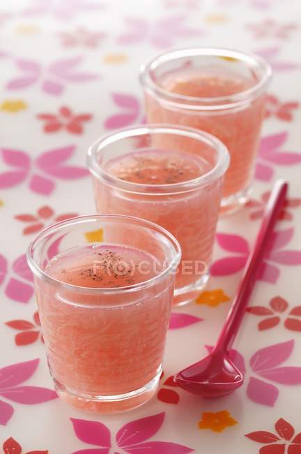 Vue rapprochée des boissons à la rhubarbe dans les verres — Photo de stock