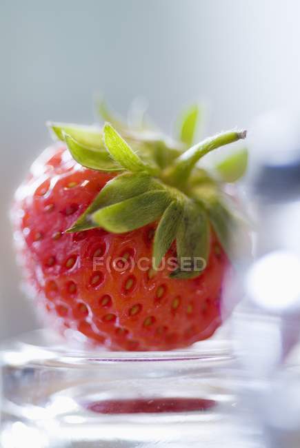 Nahaufnahme einer reifen Erdbeere auf Glas — Stockfoto