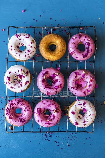 Donuts with rose petals — Stock Photo