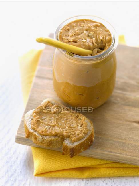 Mantequilla de cacahuete casera - foto de stock