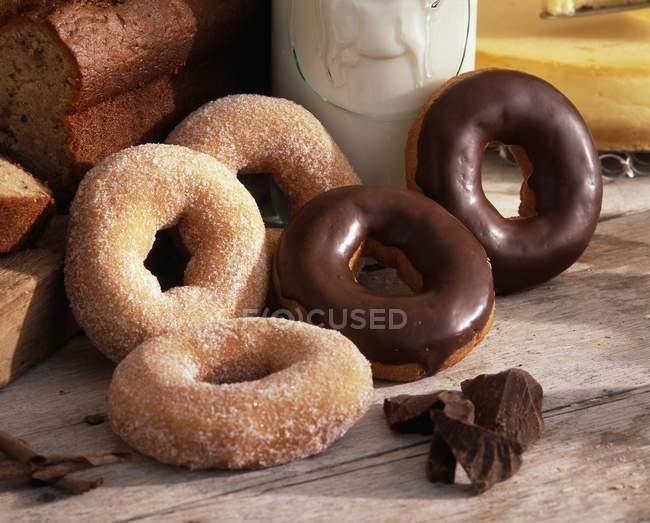Donuts de açúcar e chocolate — Fotografia de Stock