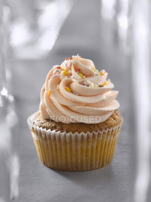 Vanilla cupcake with candies — Stock Photo