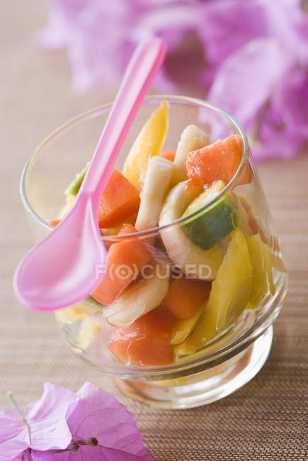 Salada de frutas em copo de vidro — Fotografia de Stock