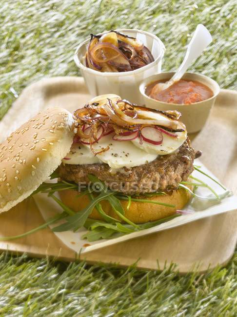 Козий сыр и луковый гамбургер — стоковое фото