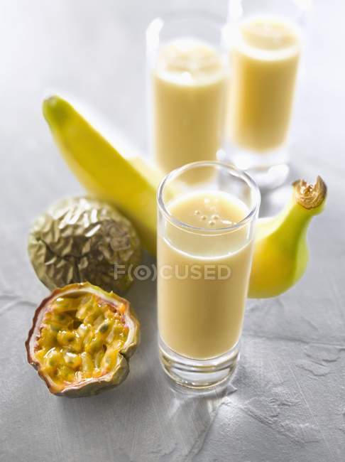 Bananen-Passionsfrucht-Smoothies — Stockfoto