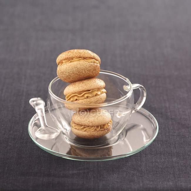 Macarons de café dans la tasse — Photo de stock