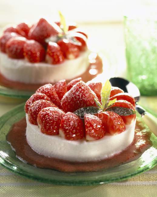 Dessert gâteau aux fraises — Photo de stock