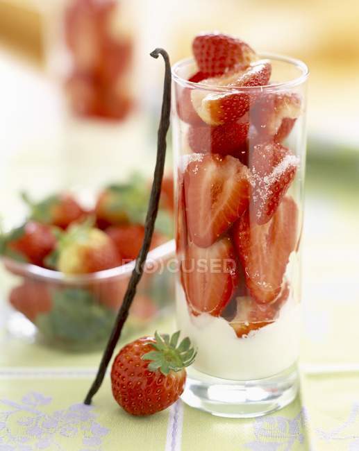 Erdbeeren im Glas mit Zucker — Stockfoto
