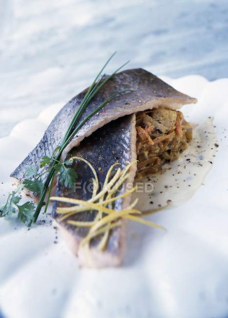 Pan-fried salmon with slices of chicory — Stock Photo
