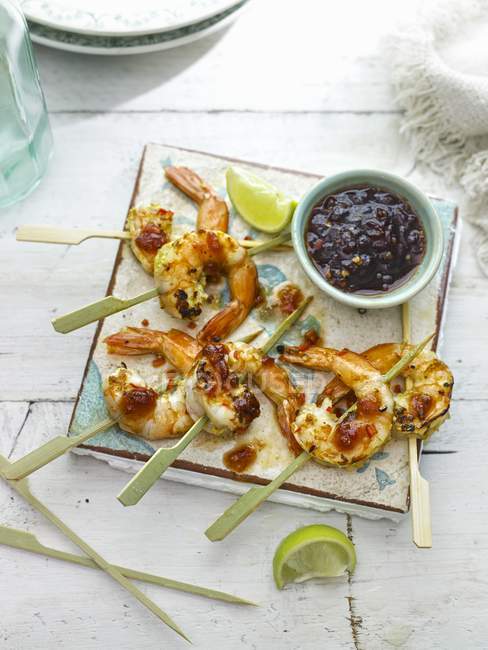 Grilled prawns marinated with lime — Stock Photo