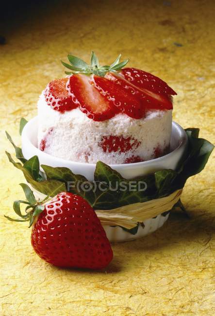 Closeup view of strawberry iced souffle in bowl — Stock Photo