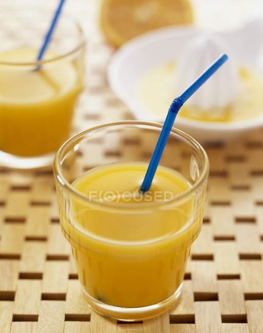Succo d'arancia in occhiali — Foto stock