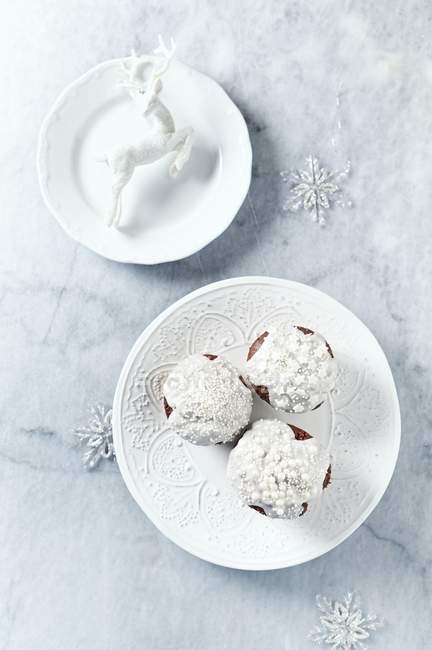 Muffins de chocolate com gelo e pérolas de açúcar — Fotografia de Stock