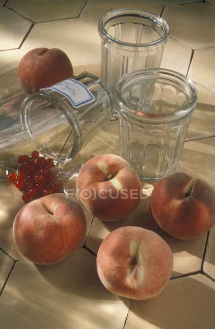 Персики и красная смородина — стоковое фото