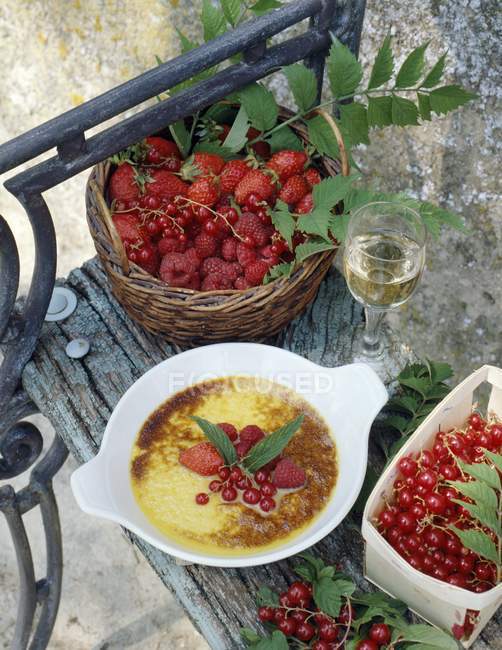 Крупный план пирога с клубникой, красной смородиной и малиной — стоковое фото