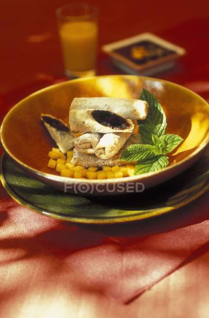 Крупним планом вид Yufka тісто рулети з шоколадною начинкою — стокове фото