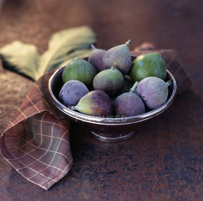 Plat métallique de figues fraîches — Photo de stock