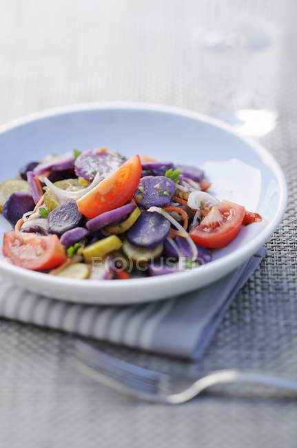 Фіолетовий картопляний салат — стокове фото