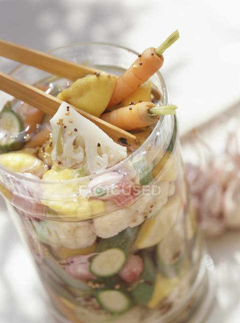 Petits légumes marinés dans une tasse en verre — Photo de stock