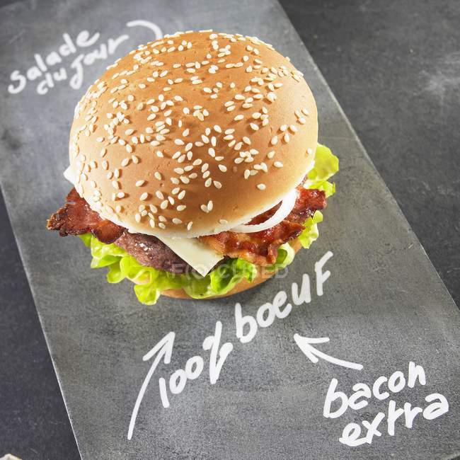 Бифбургер с беконом и салатом — стоковое фото