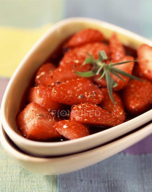Nahaufnahme von Erdbeeren in Wein mit Kräutern — Stockfoto