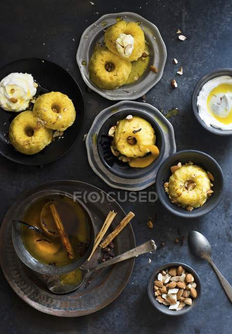 Torta sciroppo di miele di zafferano — Foto stock