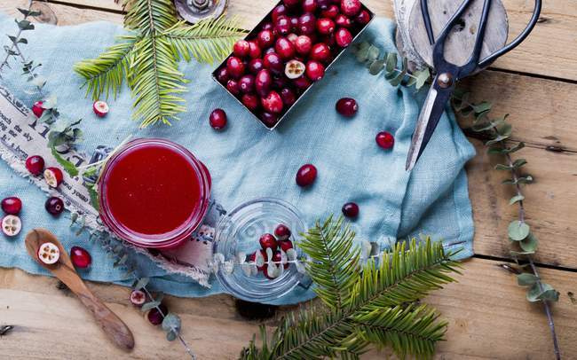 Geléia de cranberry em frasco de vidro — Fotografia de Stock
