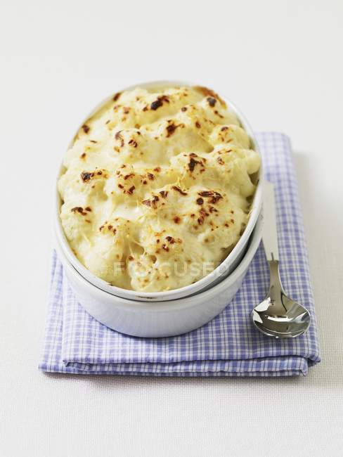 Cauliflower cheese-topped dish — Stock Photo
