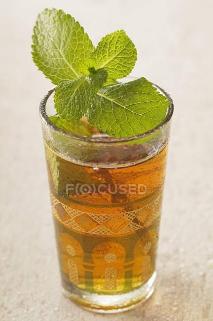Thé à la menthe en verre — Photo de stock