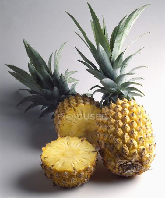 Ananas frais avec moitiés — Photo de stock
