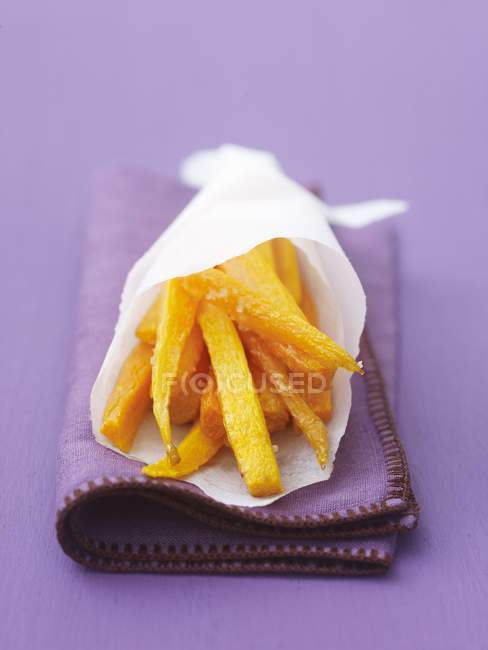 Морковные чипсы на бумаге — стоковое фото