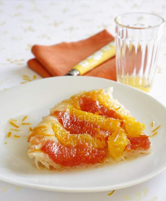 Closeup view of citrus fruit Tatin tart — Stock Photo