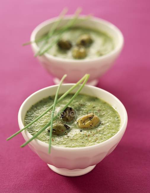 Охолоджений оливковий і трав'яний суп — стокове фото