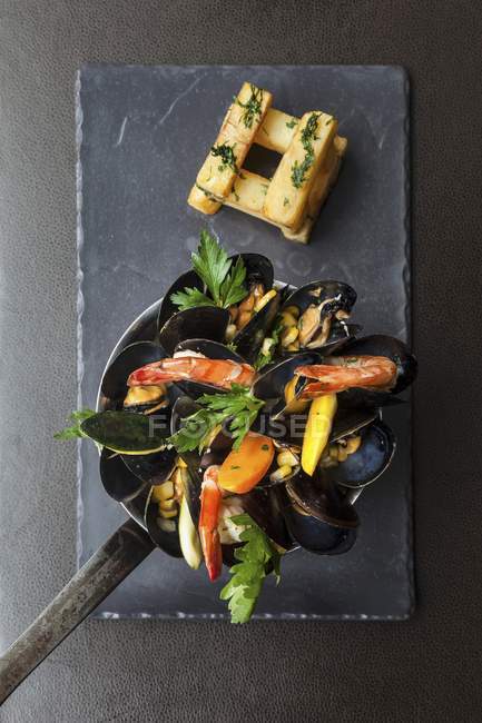 Pan of mussels with prawns — Stock Photo