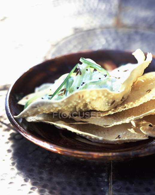 Огуречная райта на тарелке — стоковое фото